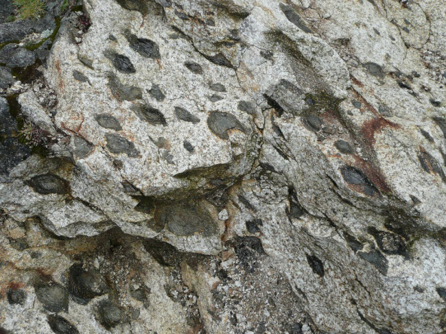 Bí ẩn những tảng đá biết sinh con ở Bồ Đào Nha